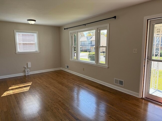 Photo - 222 Ross St House