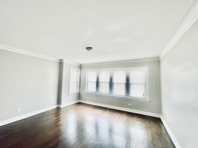 Foto del edificio - 4855 W Augusta Blvd