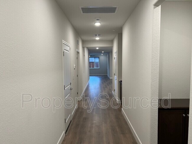 Foto del edificio - 720 Camborne Dr