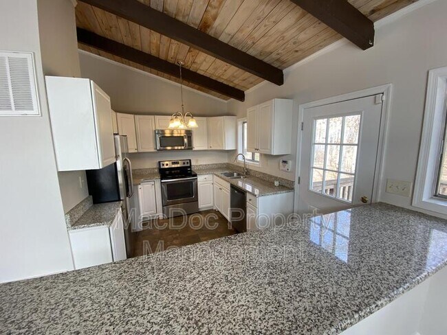 Foto del edificio - 3621 Lakeview Pkwy