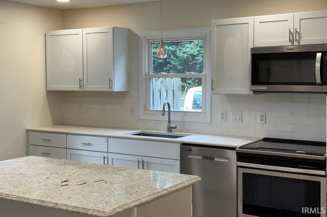 Building Photo - 1111 Riverton Dr