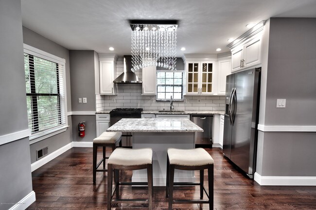 Building Photo - 368 Oak Knoll Dr