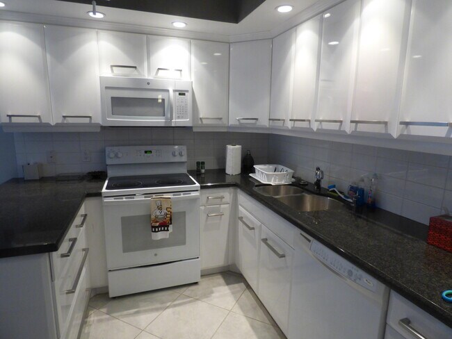 Building Photo - 5172 Fountains Dr S