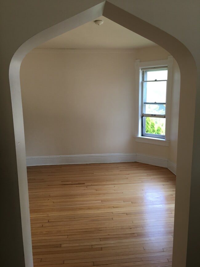 Sala de estar - 2465 S Howell Ave
