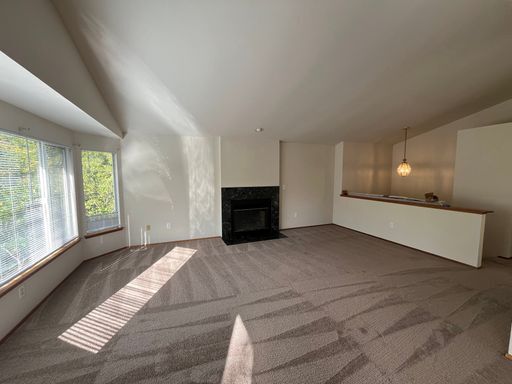 Building Photo - Spacious 3-bed/3-bath in Lake City's Meadowbrook neighborhood available NOW at $3575!