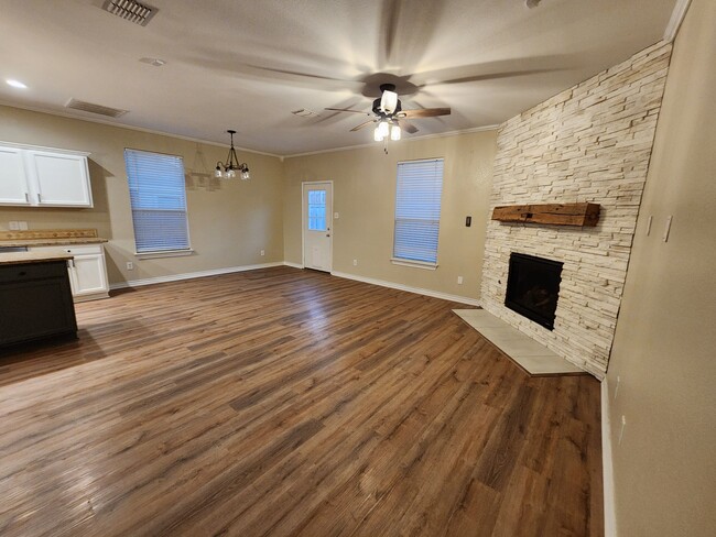 Foto del edificio - 1416 Cowtown Dr