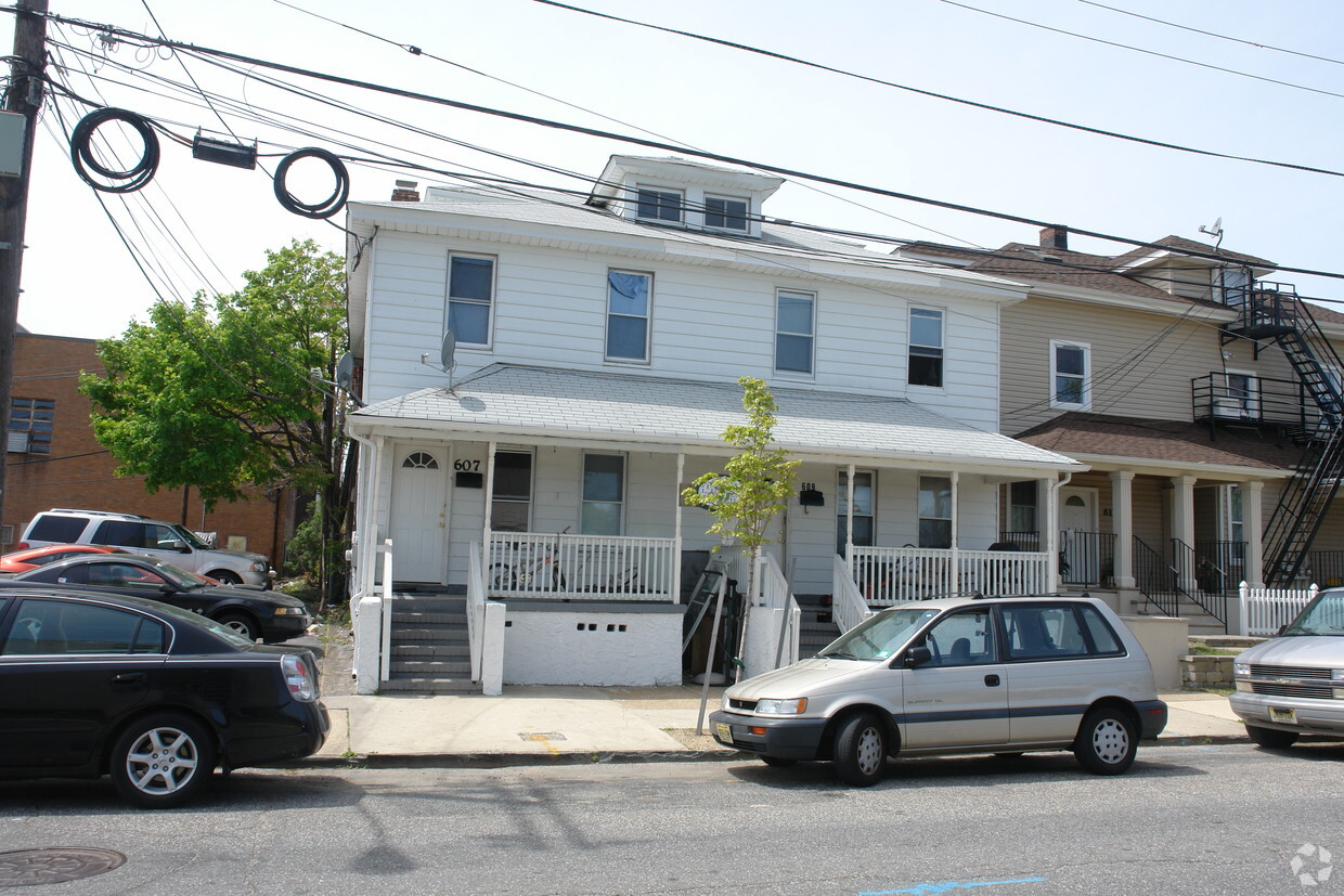 Building Photo - 607 Bond St