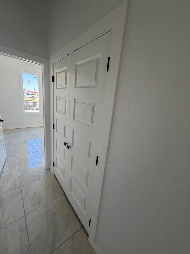 Building Photo - 4410 Escondido Ln S