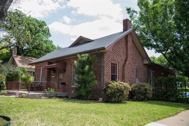 Building Photo - 1115 W 22nd 1/2 St