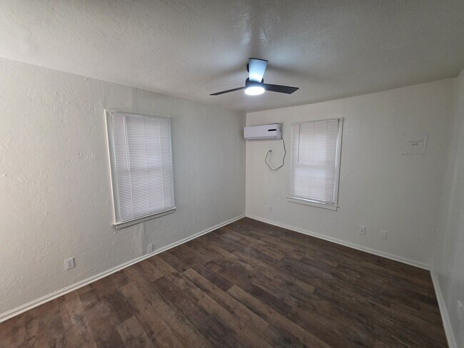 Building Photo - 314 W Marshall Dr