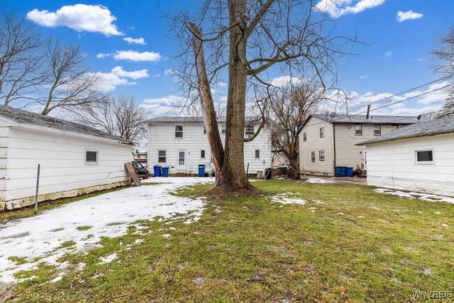 Building Photo - 140 Ayrault Dr