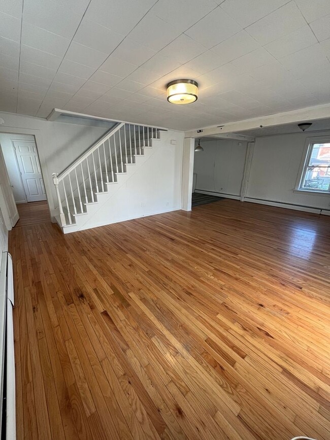 Building Photo - 239 Spearing St