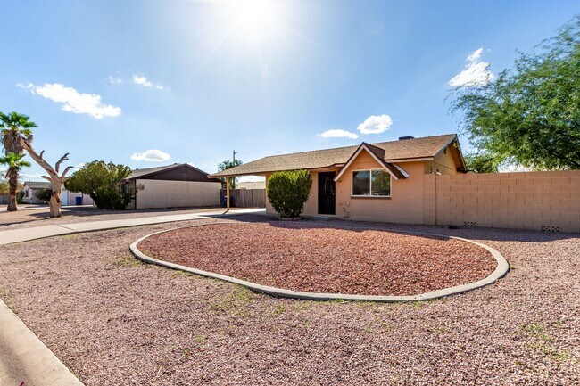 Building Photo - Charming 3bed/2 bath with huge lot