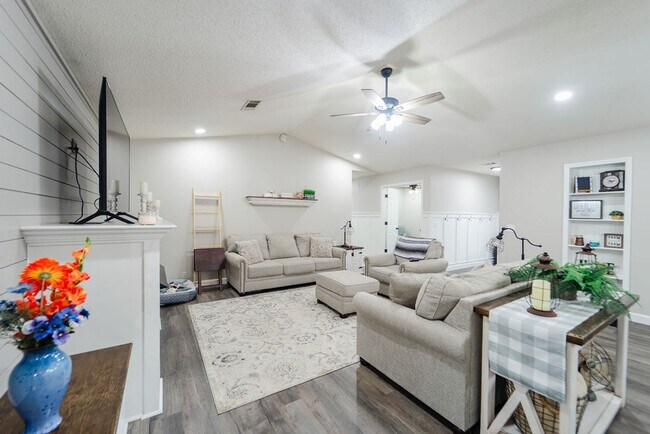 Foto del edificio - Charming 4 bedroom, 3 bathroom with lots of outdoor living space.
