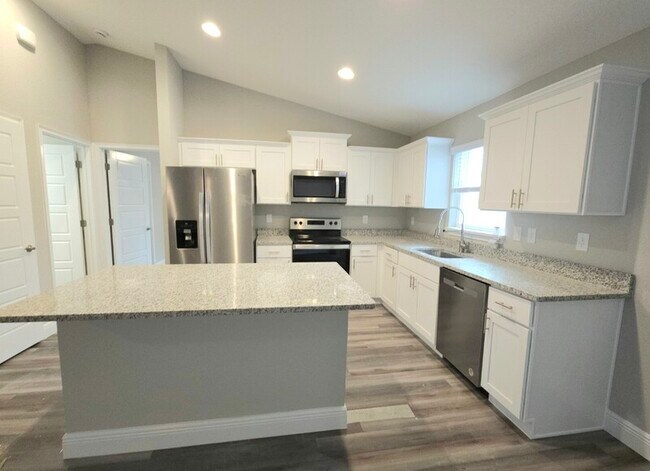 Building Photo - 116 Pine Trce