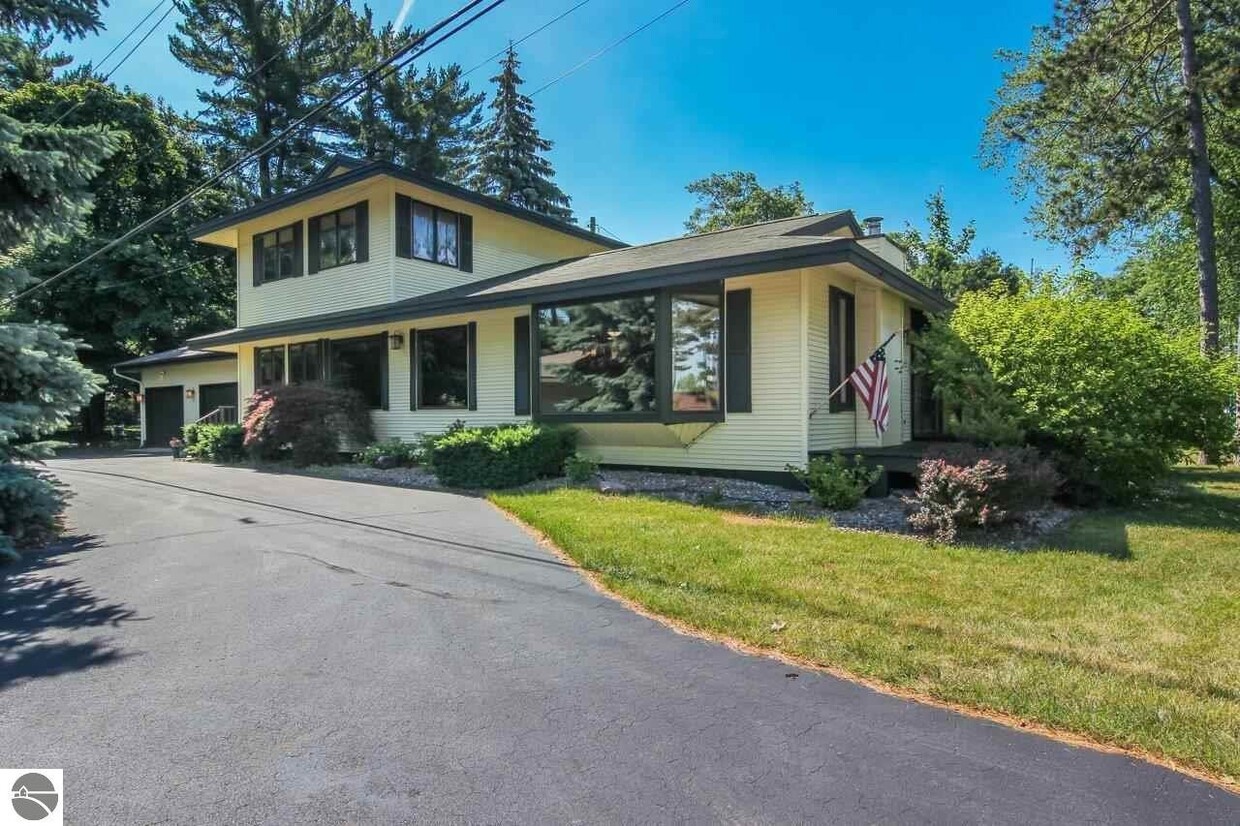 Primary Photo - 1100 Peninsula Dr