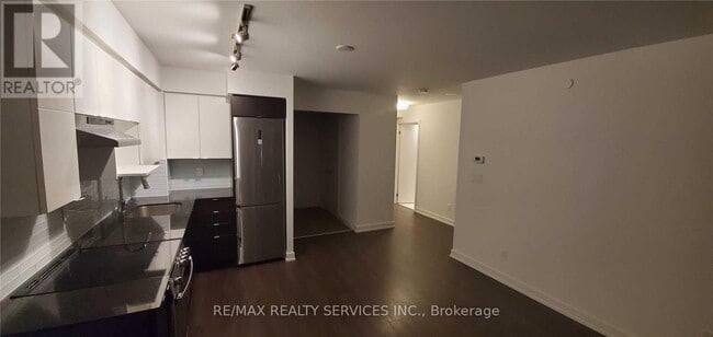 Building Photo - 120-120 Varna Dr