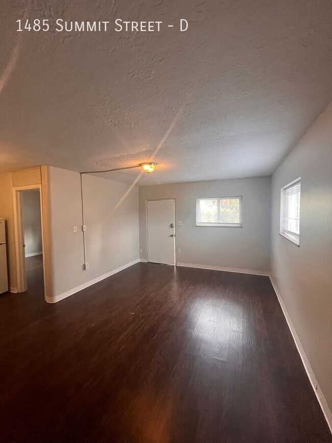 Building Photo - 1485 Summit St
