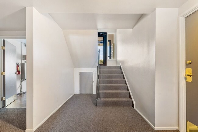 Foto del edificio - WINTER MOVE IN SPECIALS- 1 BEDROOM UNITS AVAILABLE NOW!