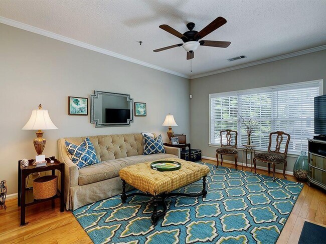 Foto del edificio - 708 Spring Heights Ln