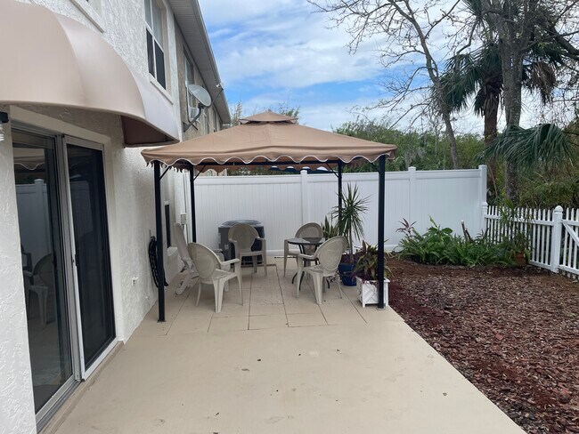 Foto del edificio - 723 Laurel Bay Cir