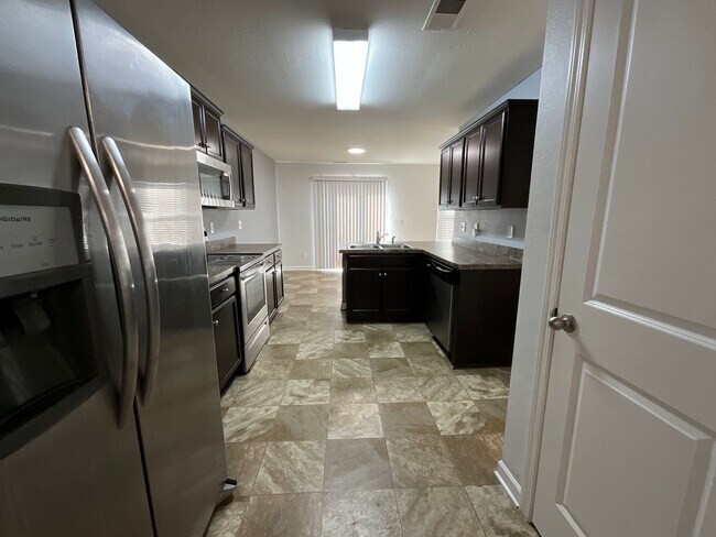 Foto del edificio - Large 5 bedroom home in Established Neighborhood ready to rent!