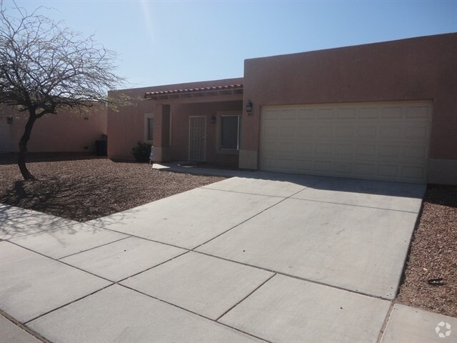 Building Photo - 501 W Placita Durango