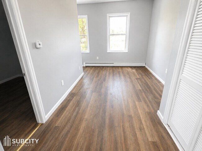 Building Photo - 128 E Holsman St