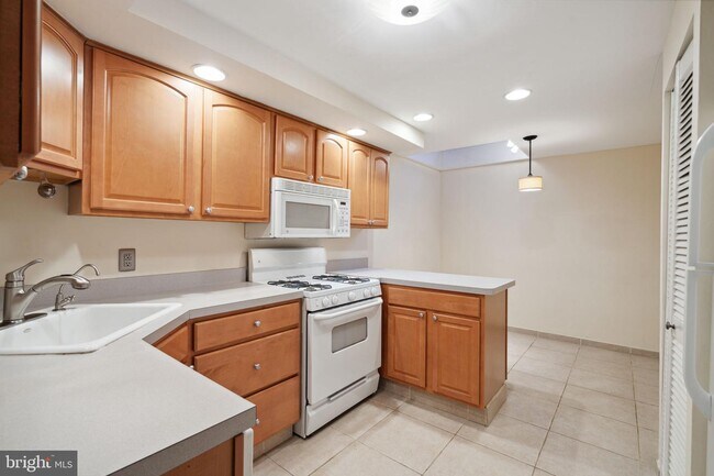 Building Photo - 830 Kater St