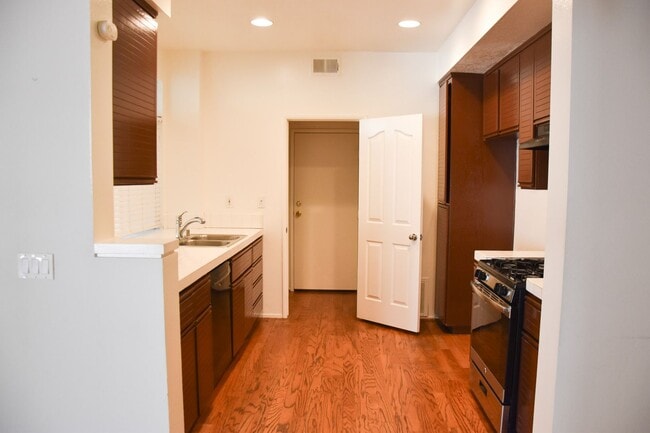 Building Photo - 8215 E White Oak Ridge