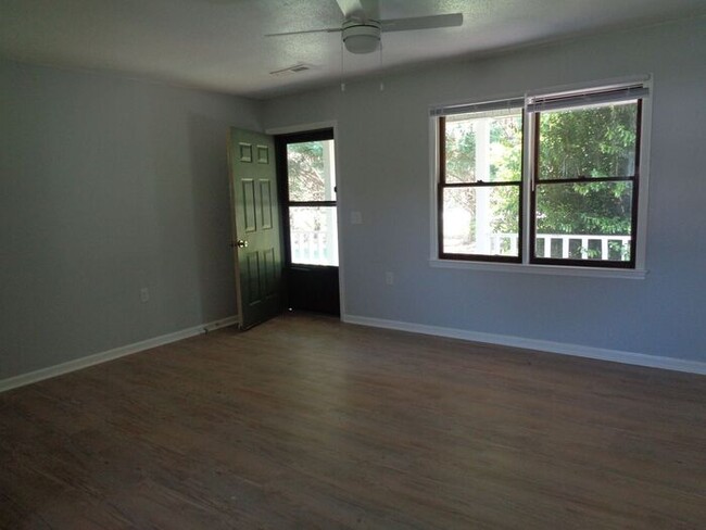 Building Photo - 2BD/1BA Renovated Unit In Ponderosa Village