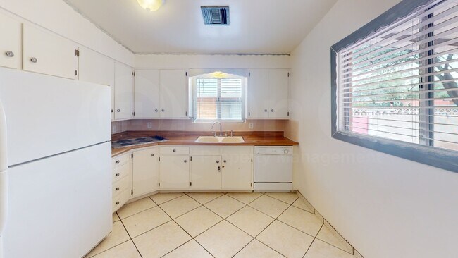Building Photo - 1418 N Desmond Ave