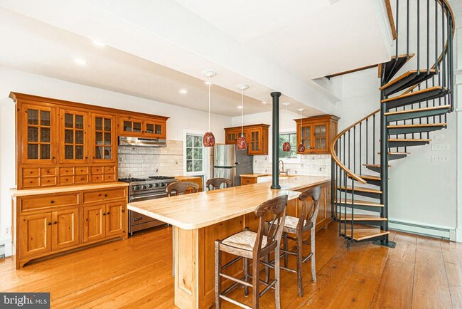 Foto del edificio - 6054 Honey Hollow Rd