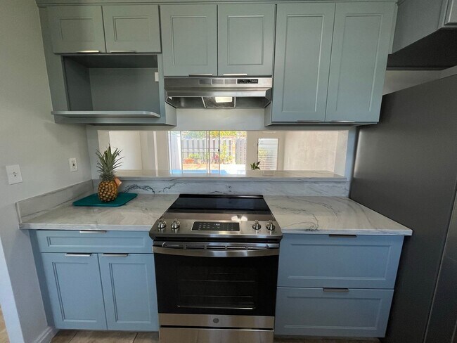 Foto del edificio - SECTION 8 OK! 2 level townhouse 3 Bedroom, 1 Bathroom Unit With 1 Parking Stall Available Now!
