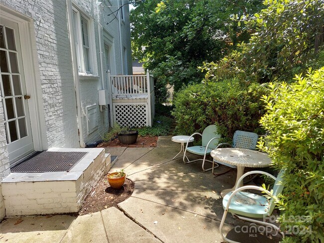 Building Photo - 118 Altondale Ave