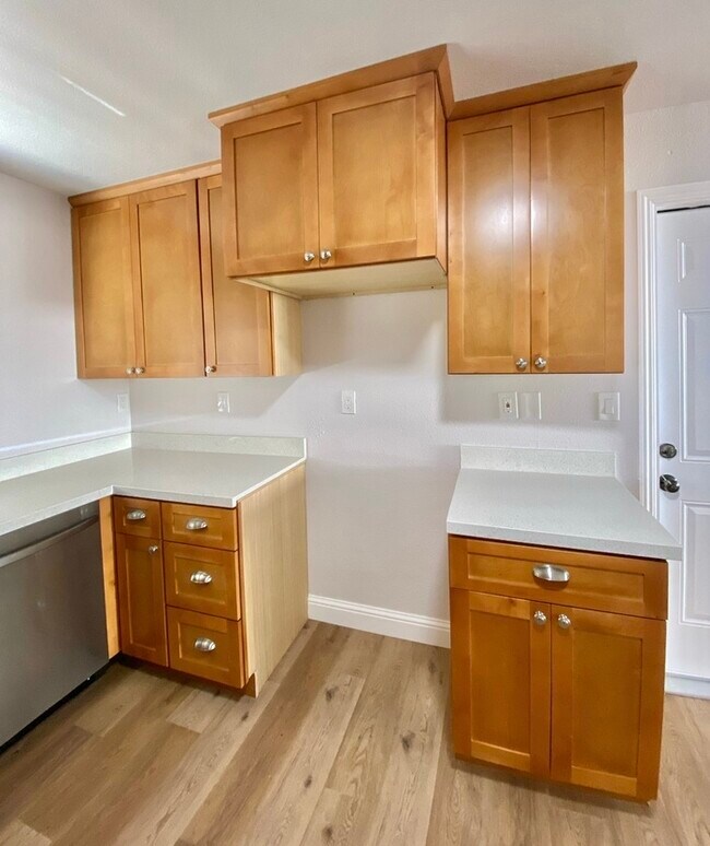 Foto del edificio - 2 Bedroom 2 Bathroom Duplex Unit with Gara...