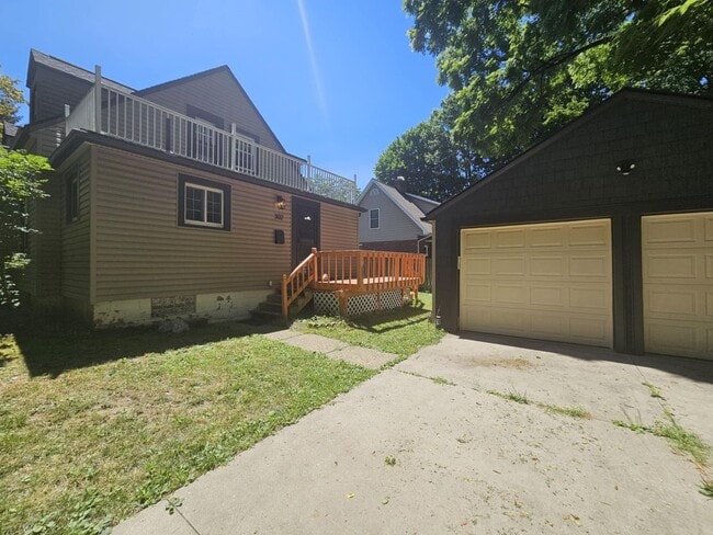 Building Photo - Spacious 5-Bedroom 2.5 Bath Home