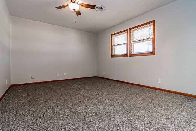 Building Photo - Newly Updated Duplex