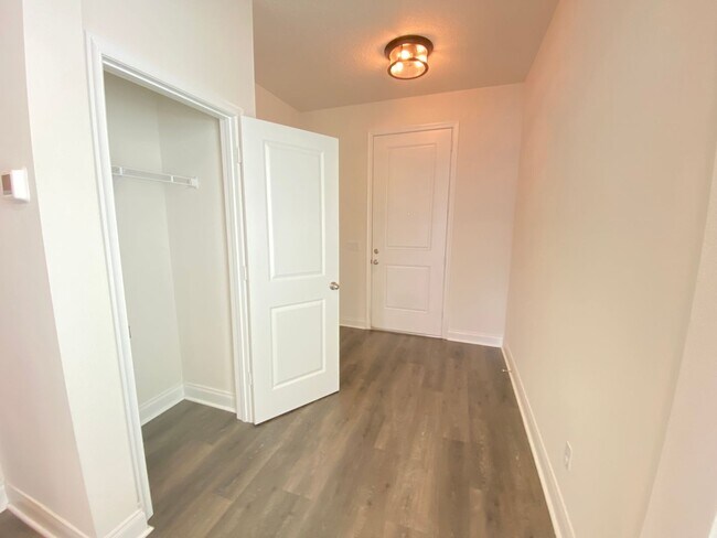 Building Photo - Stunning 4B/3B, Custom Features, Amazing l...