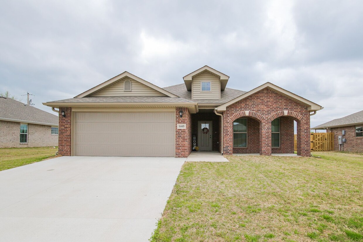 Primary Photo - Like New Beautiful 3/2 Home in Gentry