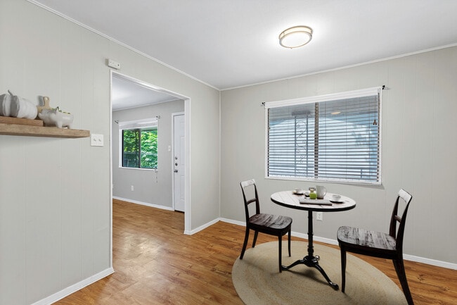 Unit 24 Dining - Sundance Apartments