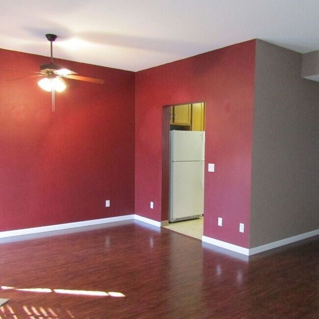 Building Photo - Bright 2bd townhome with attached garage ~...