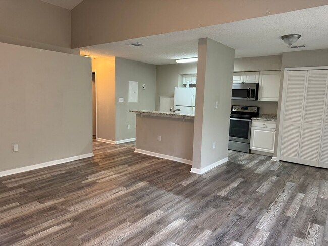 Building Photo - Upstairs newly remodeled Townes of Southgate