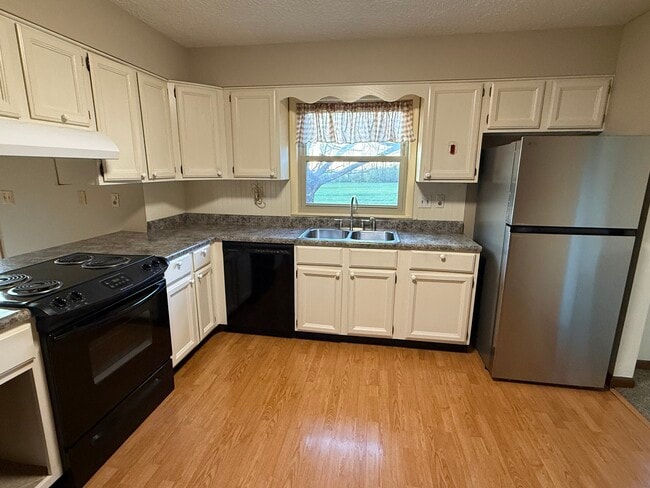 Building Photo - 18 Circle Dr