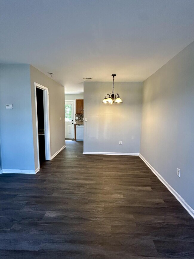 Building Photo - Move in Ready!