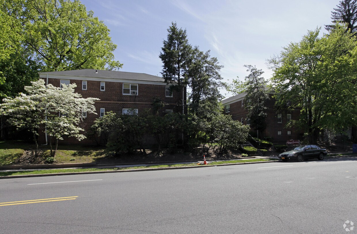 NJ258 Halsey Gardens Apartments in South Orange, NJ