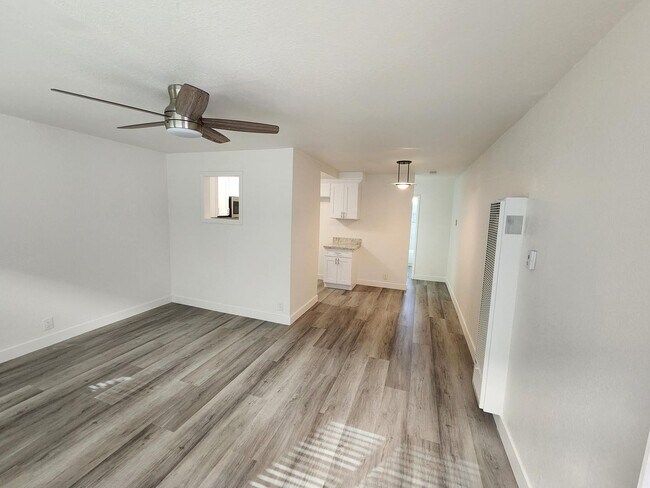 Building Photo - ElEncanto34022