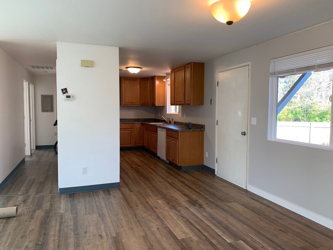 1301 SE Grandview Ave, Grants Pass, OR 97527 Townhome Rentals in