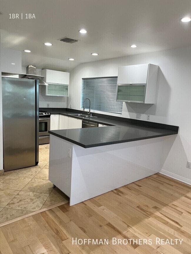 Building Photo - 1148 N Clark St