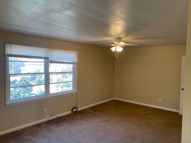 Foto del edificio - 2 bedroom/1 bath Apartment home